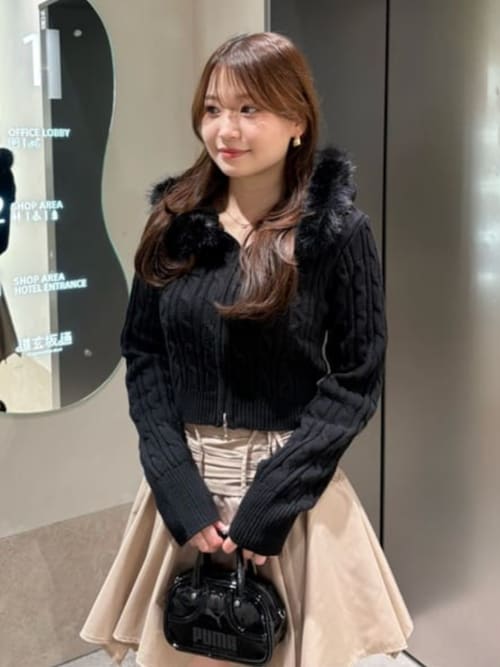 【美品】Rene フードニット黒　ショート丈カーディガン　ファー付ボレロ 美品】Rene フードニット黒 ショート丈カーディガン ファー付ボレロ