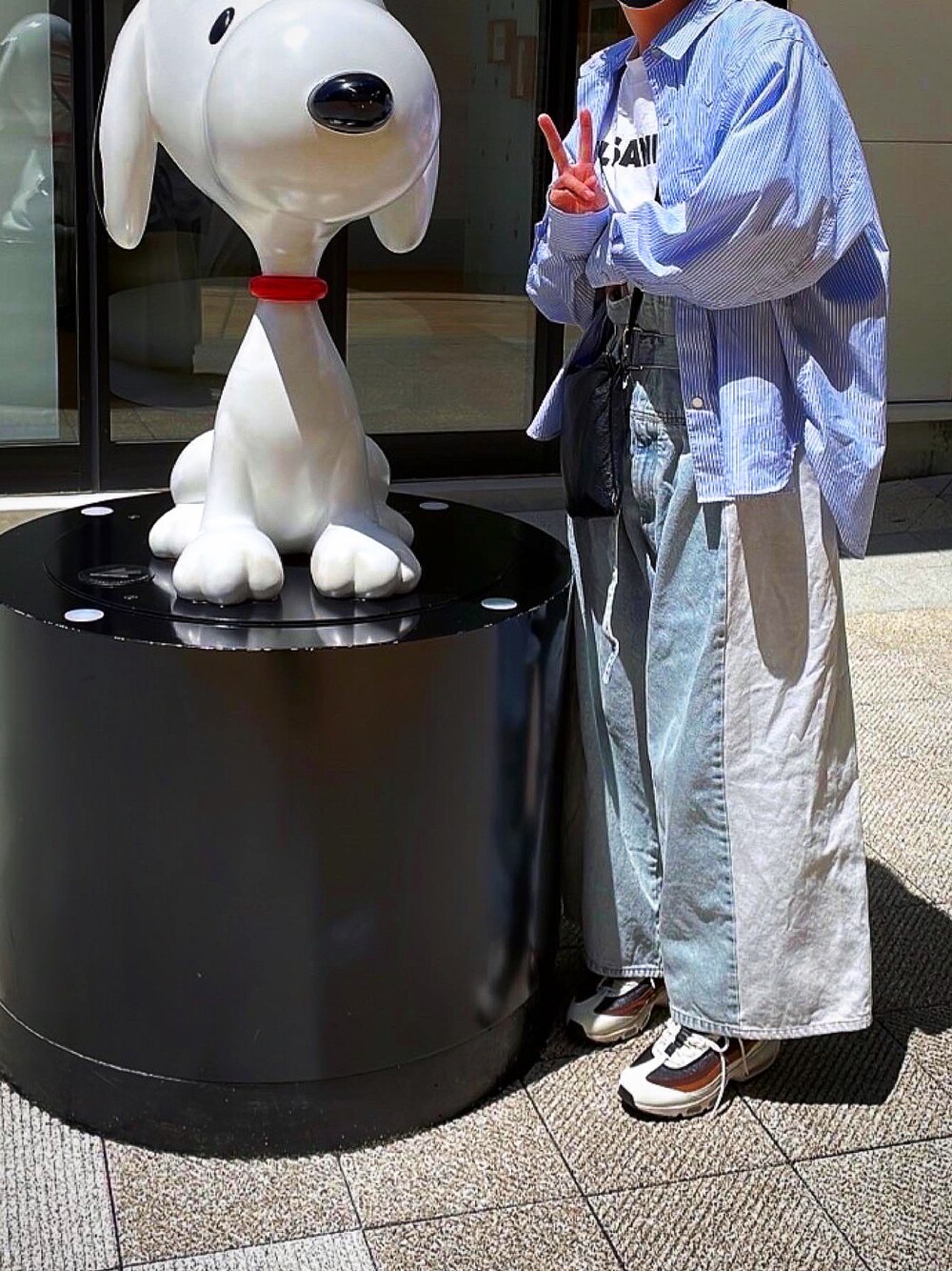 ブラウン系のスニーカー、ブルー系のデニムパンツ、ホワイト系のTシャツ/カットソーを着用したメンズの夏コーディネートの1枚目の写真