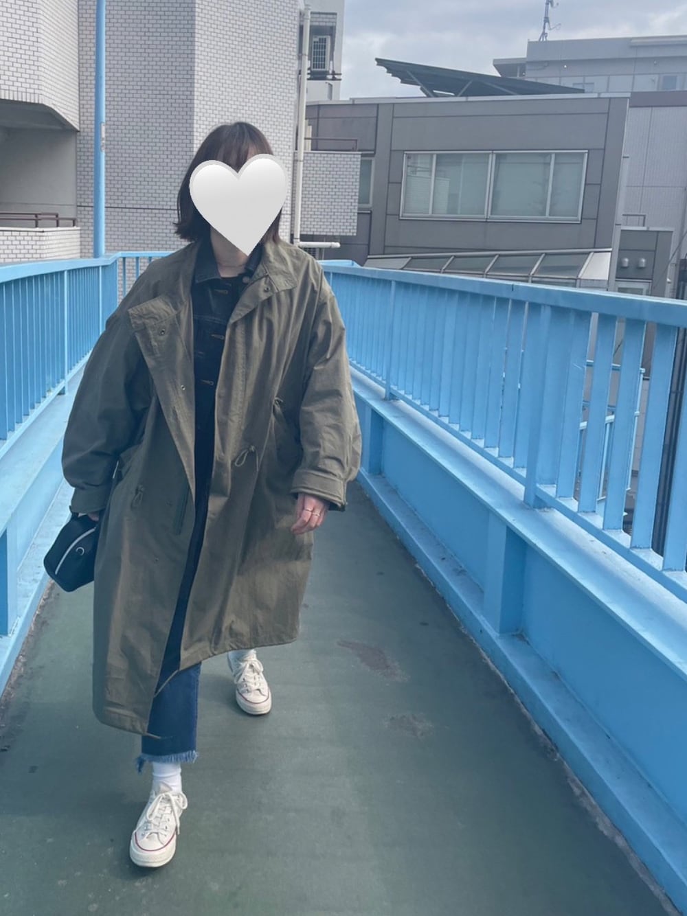 「休日スタイル、大人カジュアル、ミニバッグ、ミリタリー、デニム」｜「CONVERSEのUSA企画　"CONVERSE"　CT70　生成り　ローカット（スニーカー、その他）」を使った、shさん（レディース・156cm）の冬コーディネートの1枚目の写真
