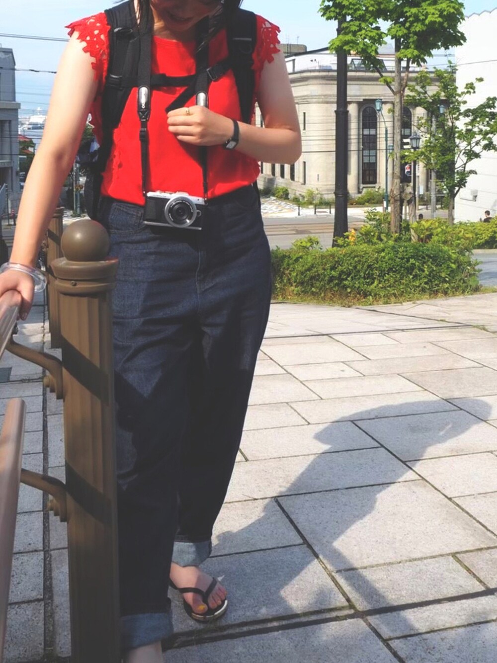 「earth music&ecologyの・デニムバルーンパンツ ●（デニムパンツ、ブルー系）」を使った、shさん（レディース・156cm）の秋コーディネートの1枚目の写真