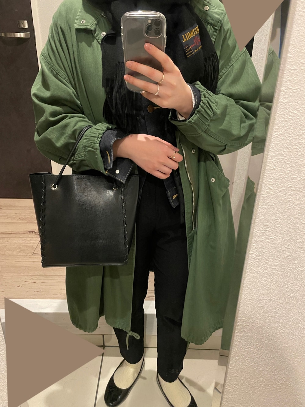 「URBAN RESEARCH DOORSのラバーストリング4WAYバッグ（ハンドバッグ、ブラック系）」を使った、shさん（レディース・156cm）の冬コーディネートの1枚目の写真