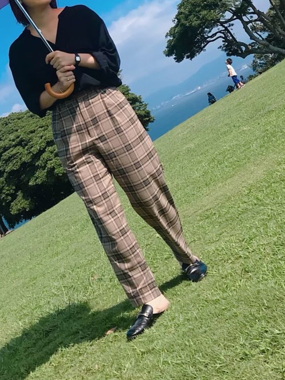 「GUのアイテム（スリッポン、ブラック系）」を使った、shさん（レディース・156cm）の秋コーディネートの1枚目の写真
