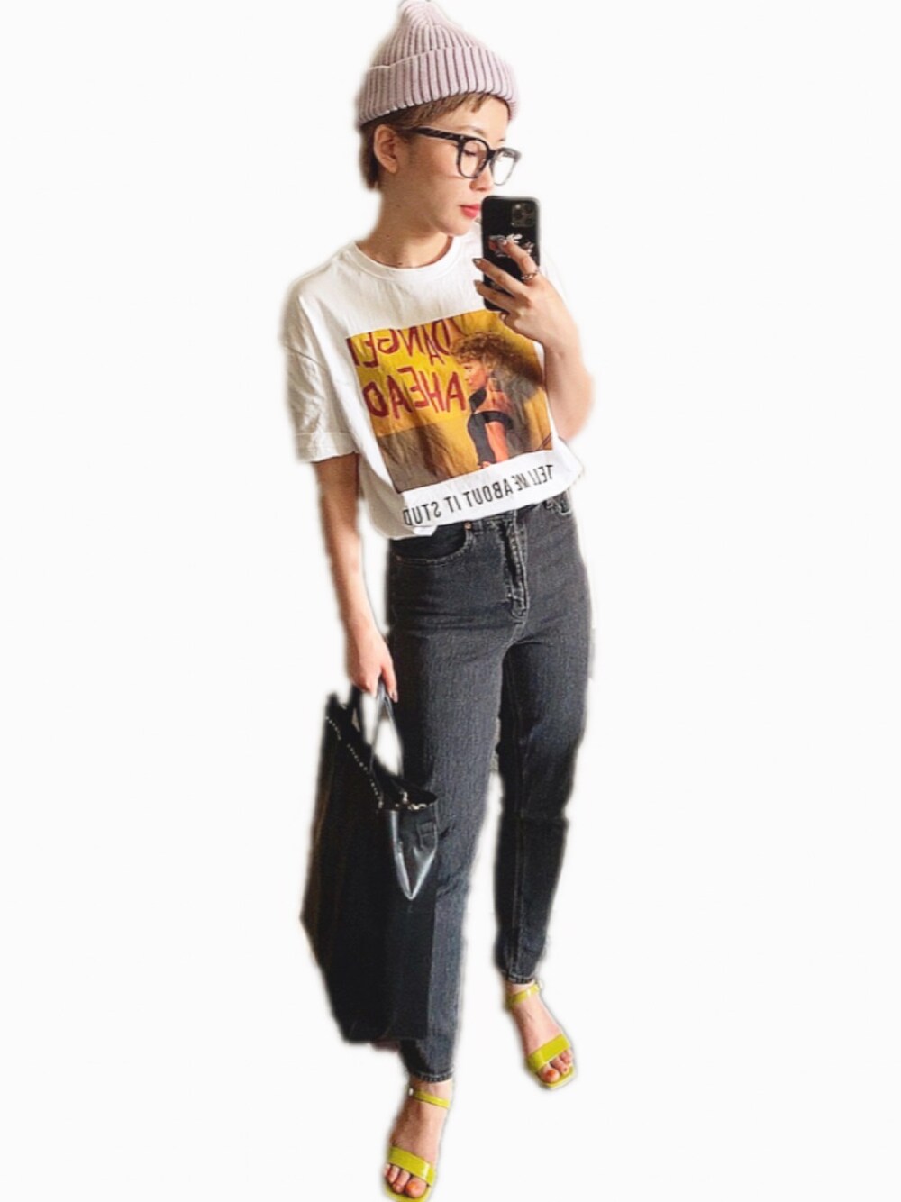 「金子眼鏡、メガネ女子、Tシャツ、プリントT、黒デニム、サンダル、カラーサンダル、ニット帽」｜「H&Mのアイテム（帽子、グレー系）」を使った、もぃちゃんさん（レディース・153cm）の春コーディネートの1枚目の写真