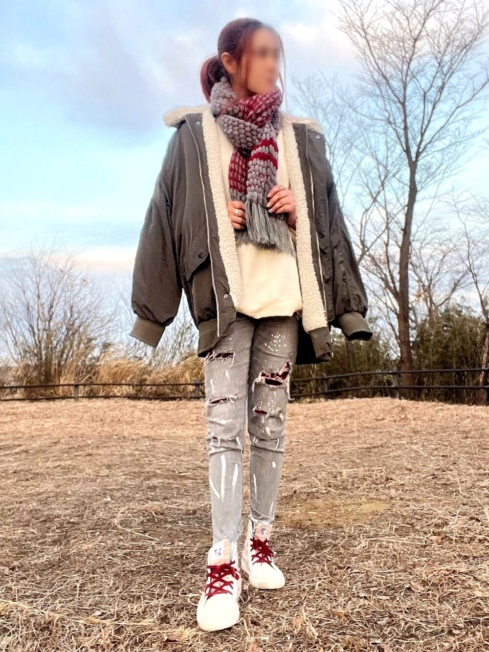 グリーン系のジャケット/アウター、グレー系のデニムパンツ、ベージュ系のスニーカーを着用したレディースの冬コーディネートの1枚目の写真
