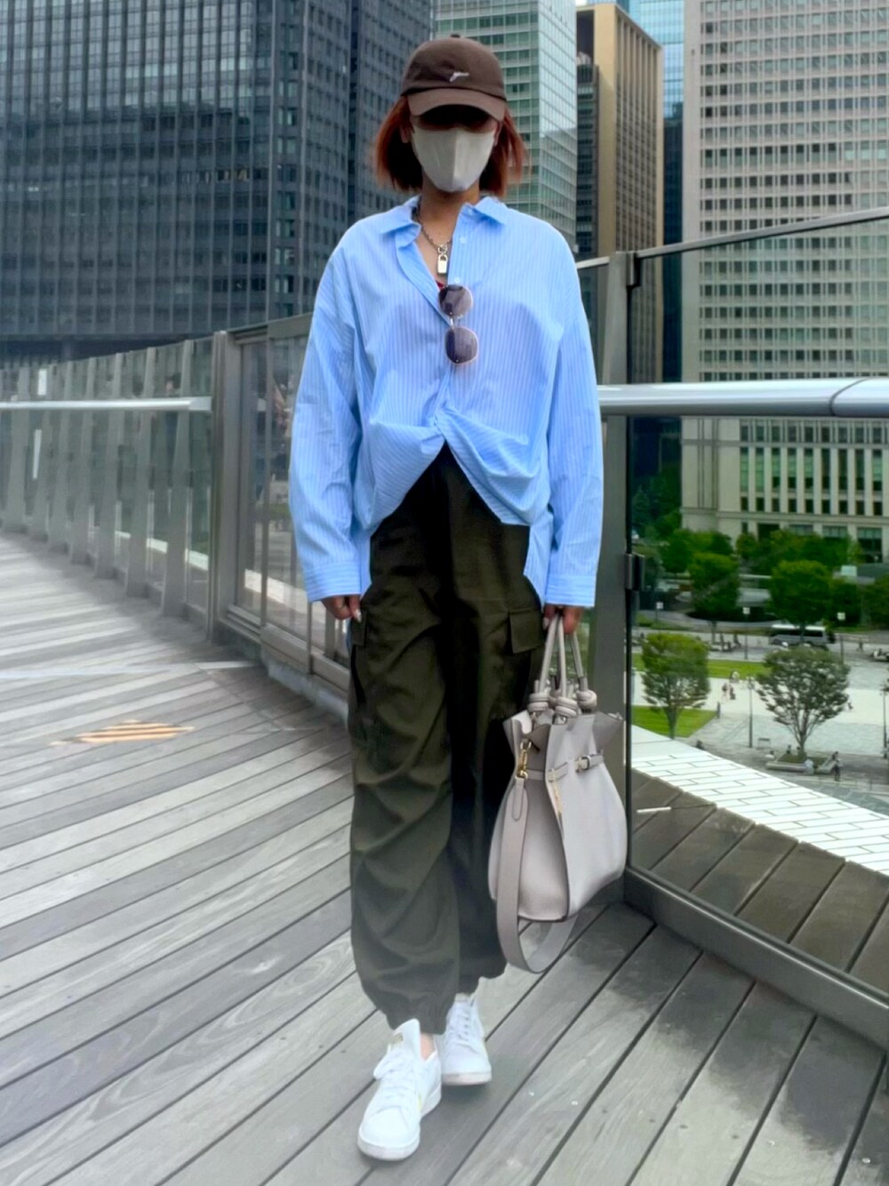 「ストライプシャツ、シャツアレンジ、カーゴパンツ、ドロストパンツ、キャップ、白スニーカー、カジュアルコーデ、ブルーシャツ、パンツコーデ、シャツスタイル、プチプラ」｜「LAVEANGEのバックロゴプリントストライプシャツ（シャツ/ブラウス、ブルー系）」を使った、＊Hc＊さん（レディース・163cm）の夏コーディネートの1枚目の写真
