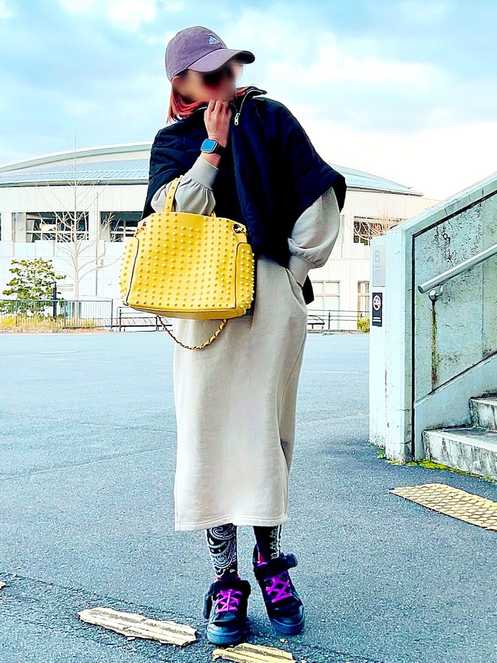 ブラック系のポンチョ、ベージュ系のワンピース、ブラック系のその他パンツを着用したレディースの冬コーディネートの1枚目の写真