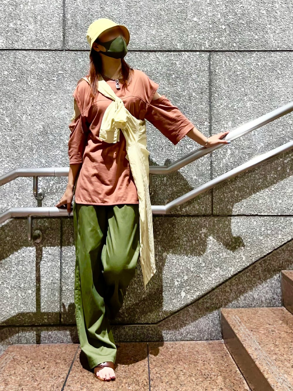 ブラウン系のTシャツ/カットソー、イエロー系のシャツ/ブラウス、グリーン系のチノパンツを着用したレディースの夏コーディネートの1枚目の写真