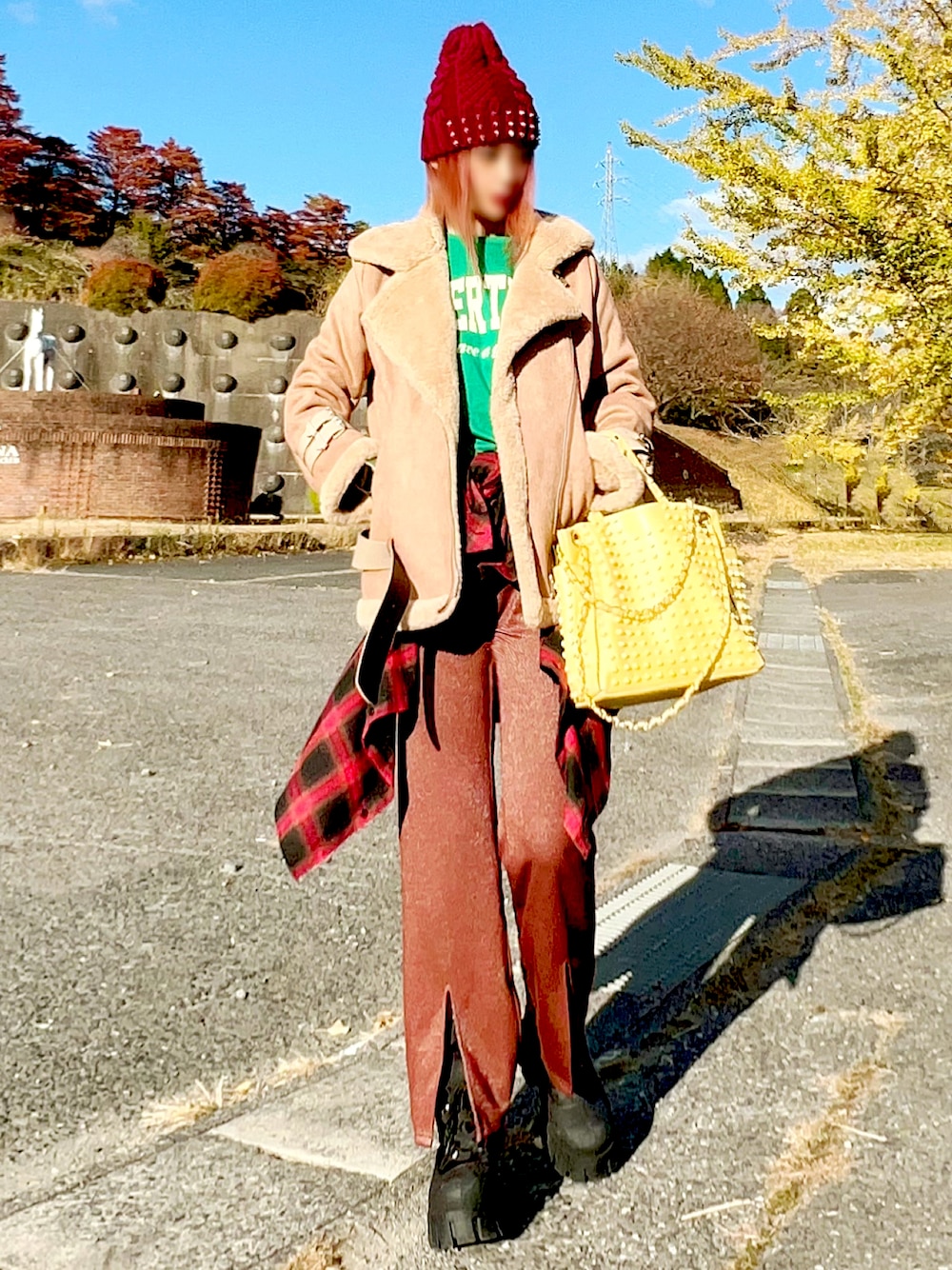 「フレアパンツ、センタースリット、ブラウンパンツ、ロゴT、赤チェック、チェックシャツ、メンズアイテム、腰巻きスタイル、ライダースジャケット、ニット、ニット帽、スクエアバッグ、コンバットブーツ、秋冬コーデ、クリスマスカラー」｜「FIG&VIPERのラメスリットPT（その他パンツ、ブラウン系）」を使った、＊Hc＊さん（レディース・163cm）の秋コーディネートの1枚目の写真