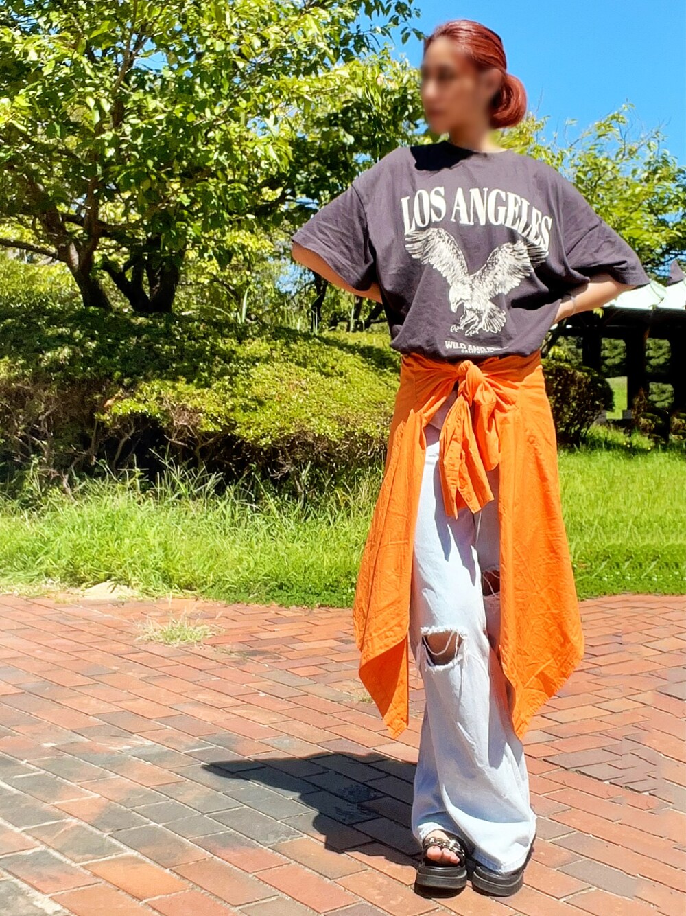 グレー系のTシャツ/カットソー、ブルー系のデニムパンツ、オレンジ系のトップスを着用したレディースの夏コーディネートの1枚目の写真