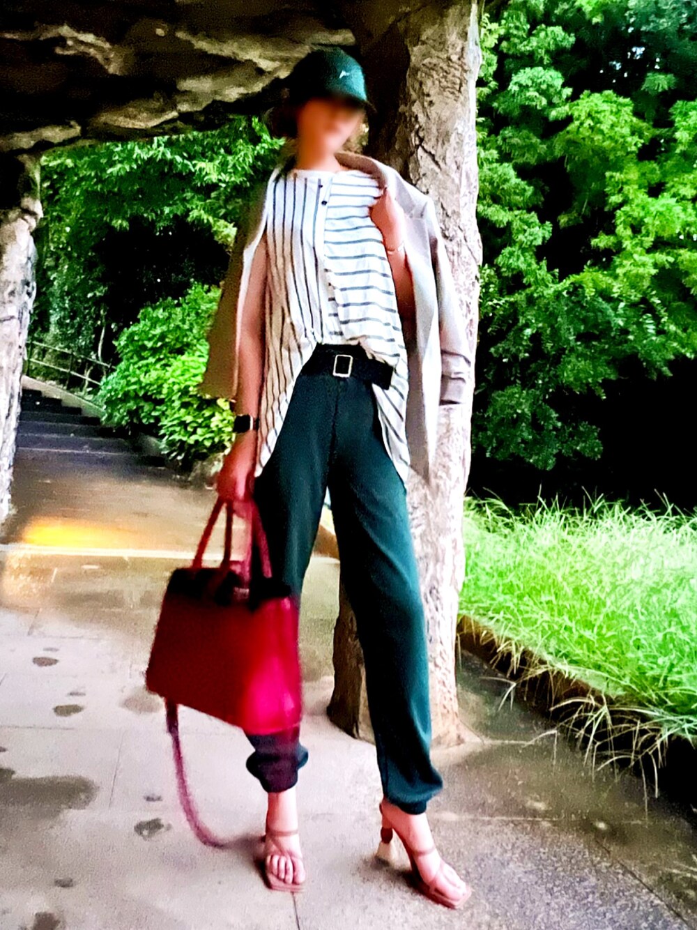 グリーン系のスウェットパンツ、その他のTシャツ/カットソー、ベージュ系のテーラードジャケットを着用したレディースの秋コーディネートの1枚目の写真