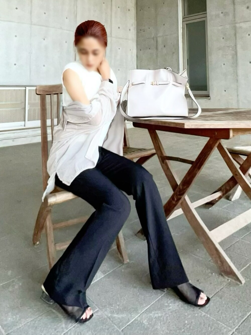 ブラウン系のシャツ/ブラウス、ホワイト系のTシャツ/カットソー、ブラック系のスラックスを着用したレディースの夏コーディネートの1枚目の写真