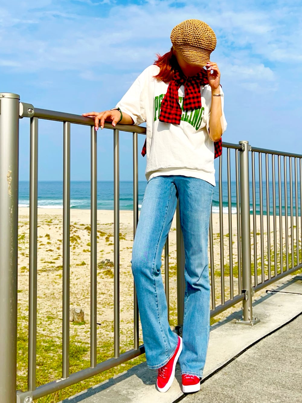 ホワイト系のトップス、ブルー系のデニムパンツ、レッド系のシャツ/ブラウスを着用したレディースの夏コーディネートの1枚目の写真