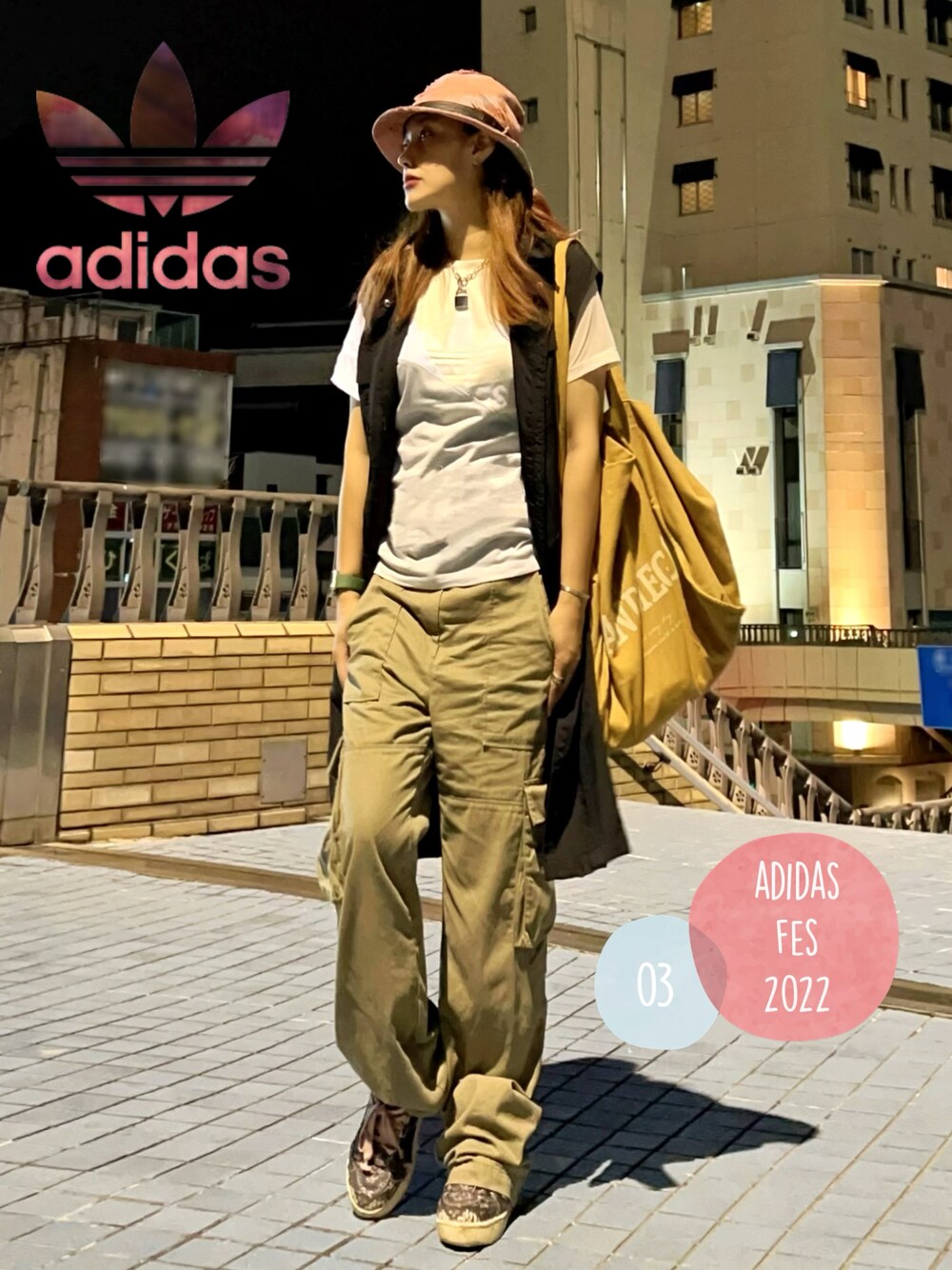 ホワイト系のTシャツ/カットソー、ブラック系のスニーカー、ブラック系のベストを着用したレディースの秋コーディネートの1枚目の写真