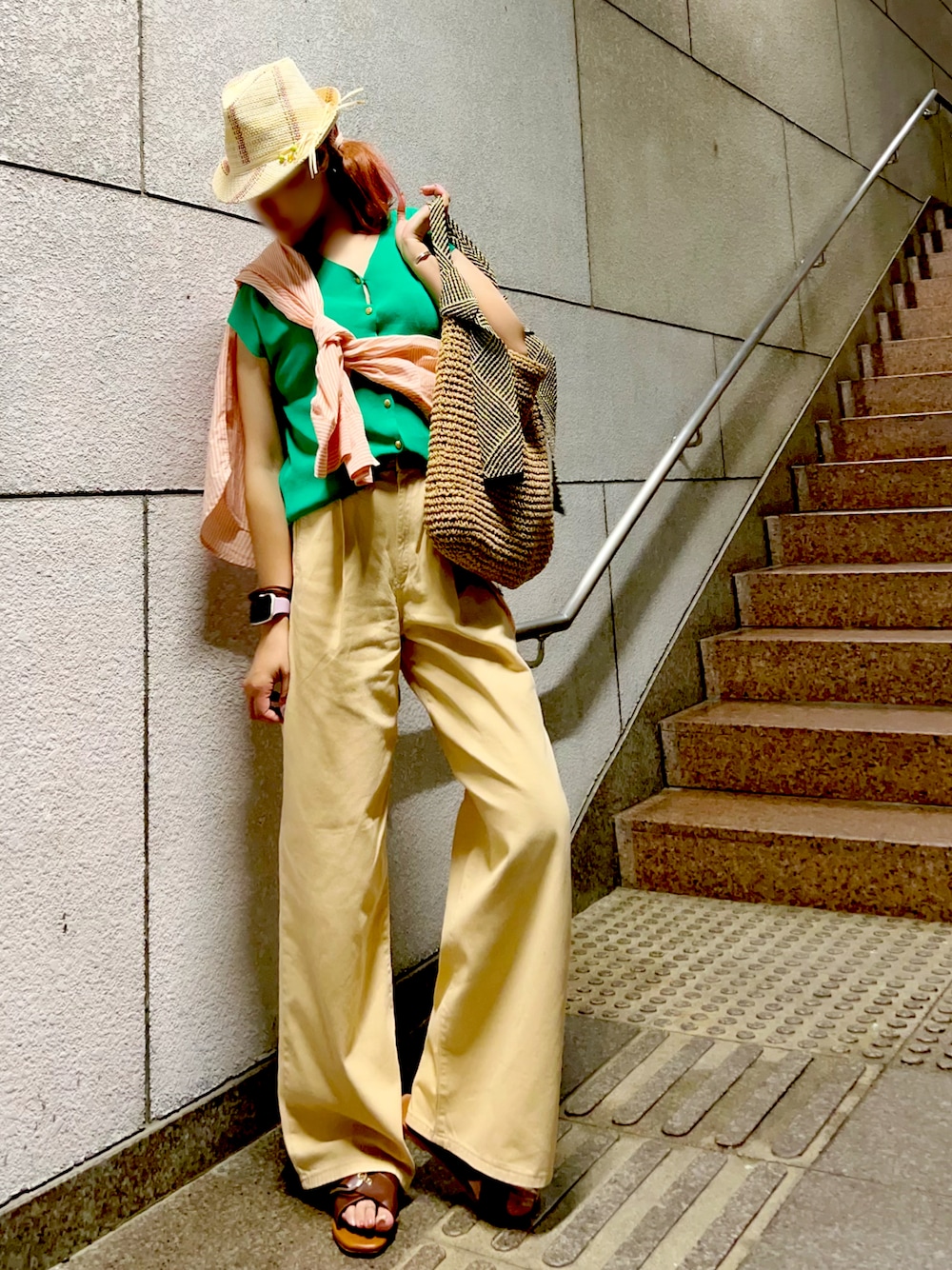 オレンジ系のシャツ/ブラウス、グリーン系のトップス、オレンジ系のデニムパンツを着用したレディースの夏コーディネートの1枚目の写真