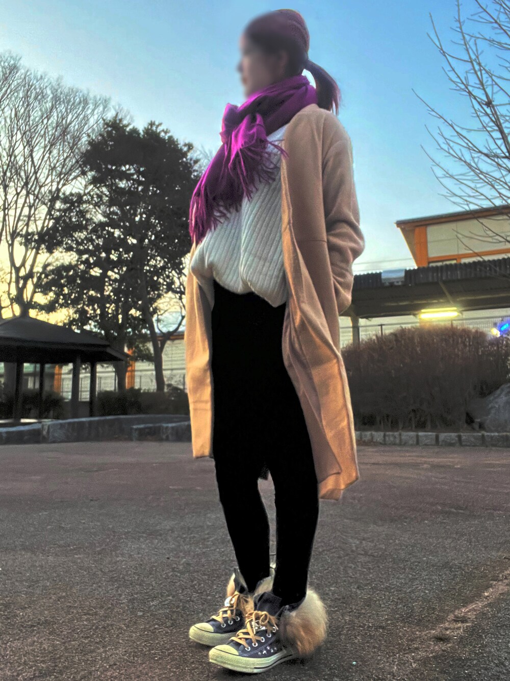 ベージュ系のノーカラーコート、ホワイト系のベスト、ブラック系のTシャツ/カットソーを着用したレディースの冬コーディネートの1枚目の写真