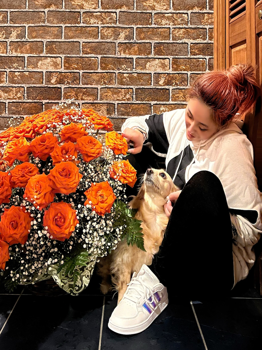 ホワイト系のパーカー、ブラック系のデニムパンツ、ホワイト系のスニーカーを着用したレディースの夏コーディネートの1枚目の写真