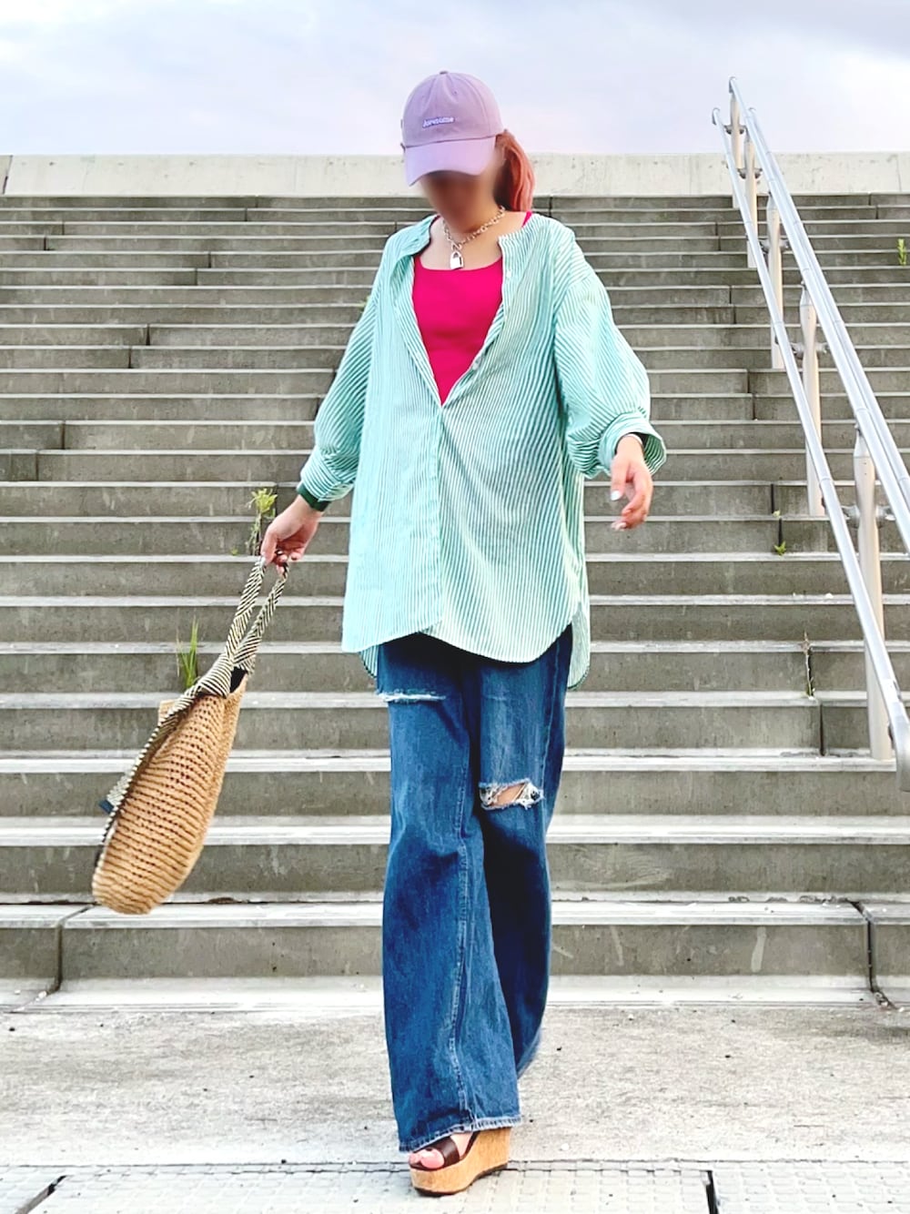 グリーン系のシャツ/ブラウス、ピンク系のタンクトップ、ブルー系のデニムパンツを着用したレディースの夏コーディネートの1枚目の写真