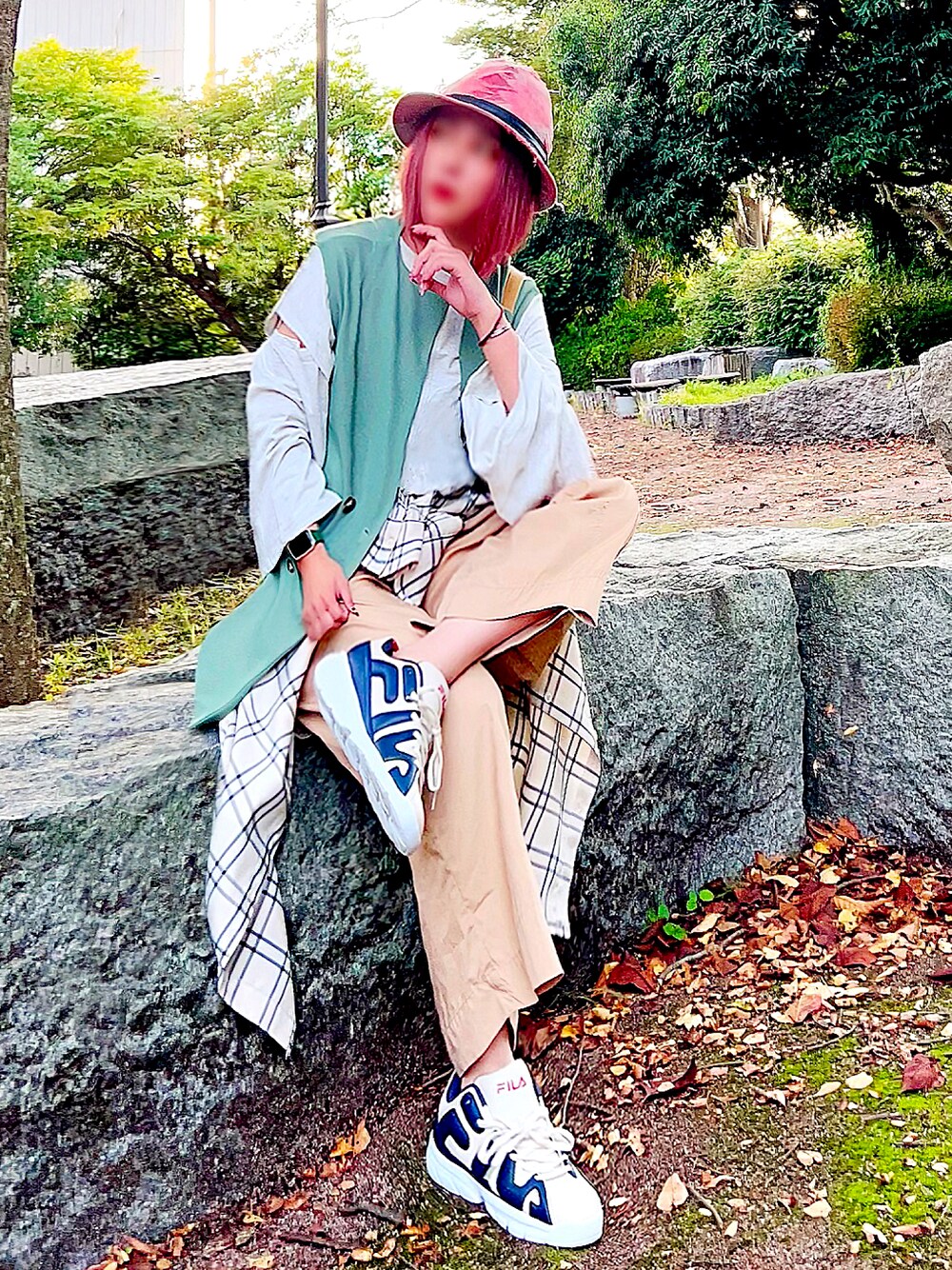 ベージュ系のチノパンツ、ベージュ系のシャツ/ブラウス、グレー系のTシャツ/カットソーを着用したレディースの秋コーディネートの1枚目の写真