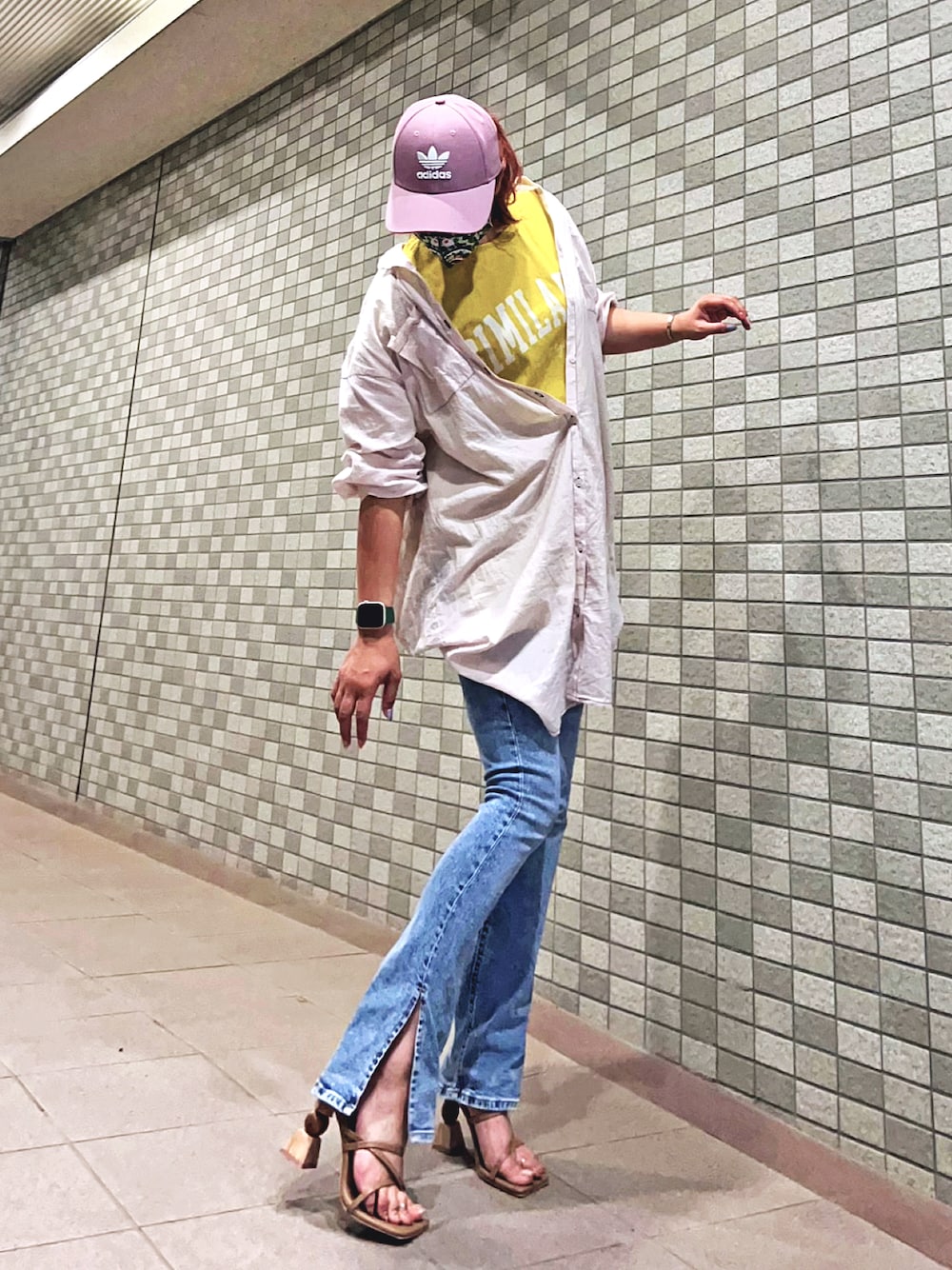 ベージュ系のサンダル、ベージュ系のシャツワンピース、イエロー系のトップスを着用したレディースの夏コーディネートの1枚目の写真