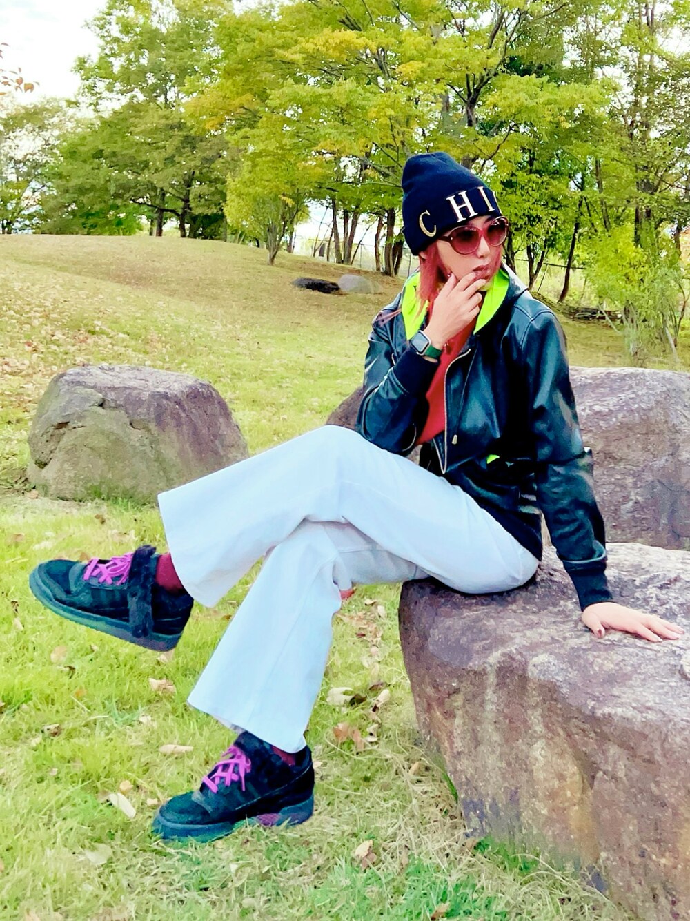 ブラック系のブルゾン、オレンジ系のTシャツ/カットソー、ホワイト系のデニムパンツを着用したレディースの秋コーディネートの1枚目の写真