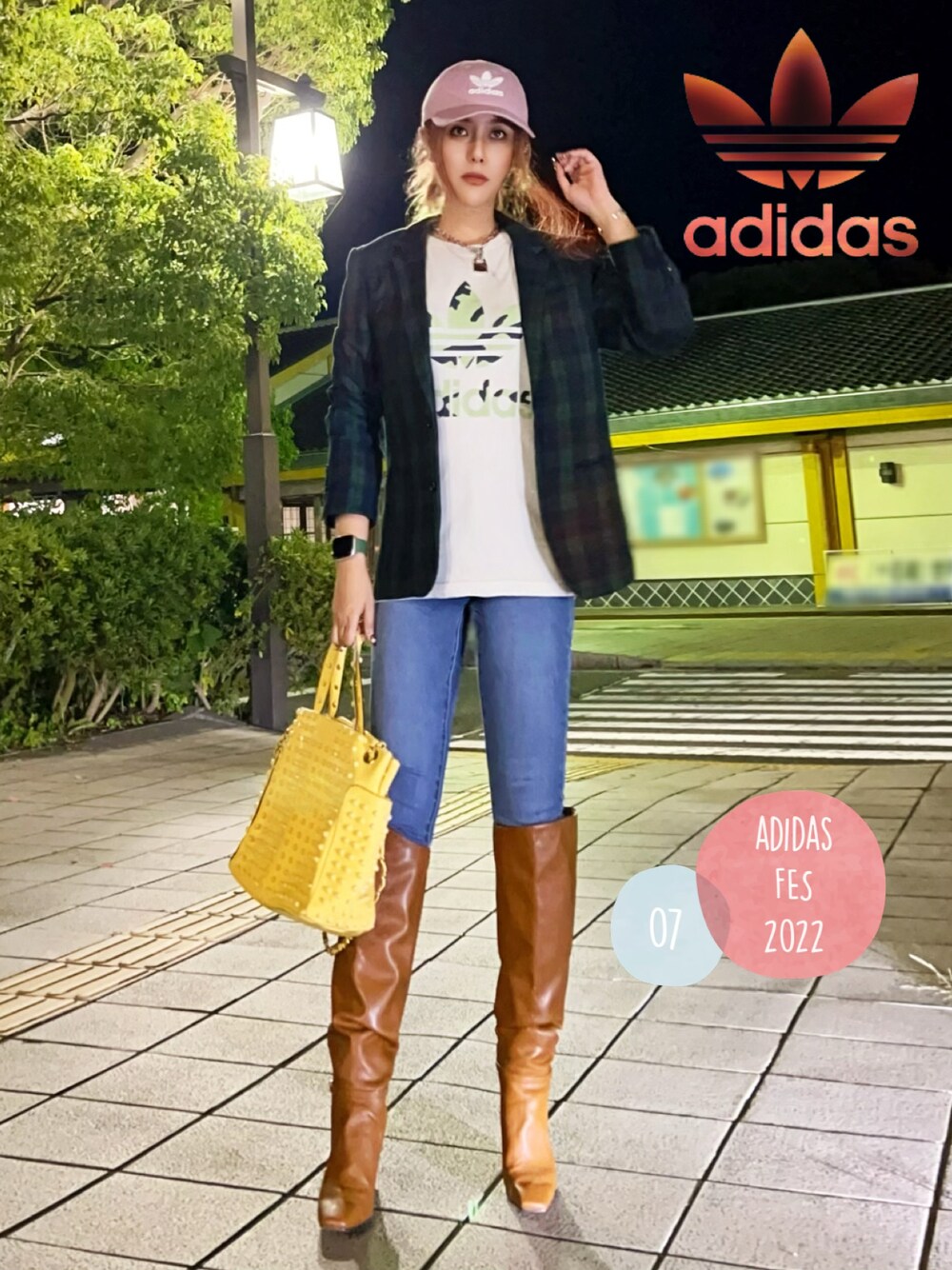 グレー系のTシャツ/カットソー、グリーン系のテーラードジャケット、ブルー系のデニムパンツを着用したレディースの秋コーディネートの1枚目の写真