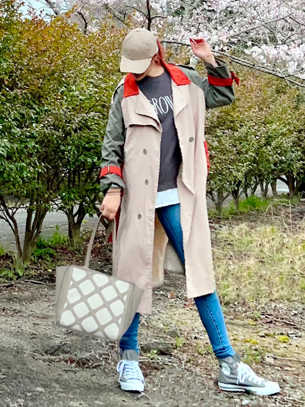 「トレンチコート、CLOSSHI、キャップ、ベージュキャップ、HK WORKS LONDON、ロゴT、UNIQLO、ユニクロスキニー、スキニージーンズ、デニムパンツ、converse、ハイカットスニーカー、キャンバススニーカー、春コーデ、春アウター」｜「CONVERSEの【CONVERSE/コンバース】 カジュアル スニーカー NEXTAR 110 HI 32765017（スニーカー、グレー系）」を使った、＊Hc＊さん（レディース・163cm）の春コーディネートの1枚目の写真