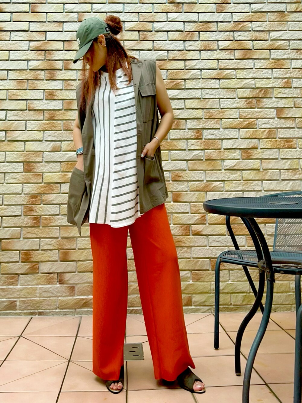 その他のTシャツ/カットソー、グリーン系のベスト、オレンジ系のパンツを着用したレディースの夏コーディネートの1枚目の写真
