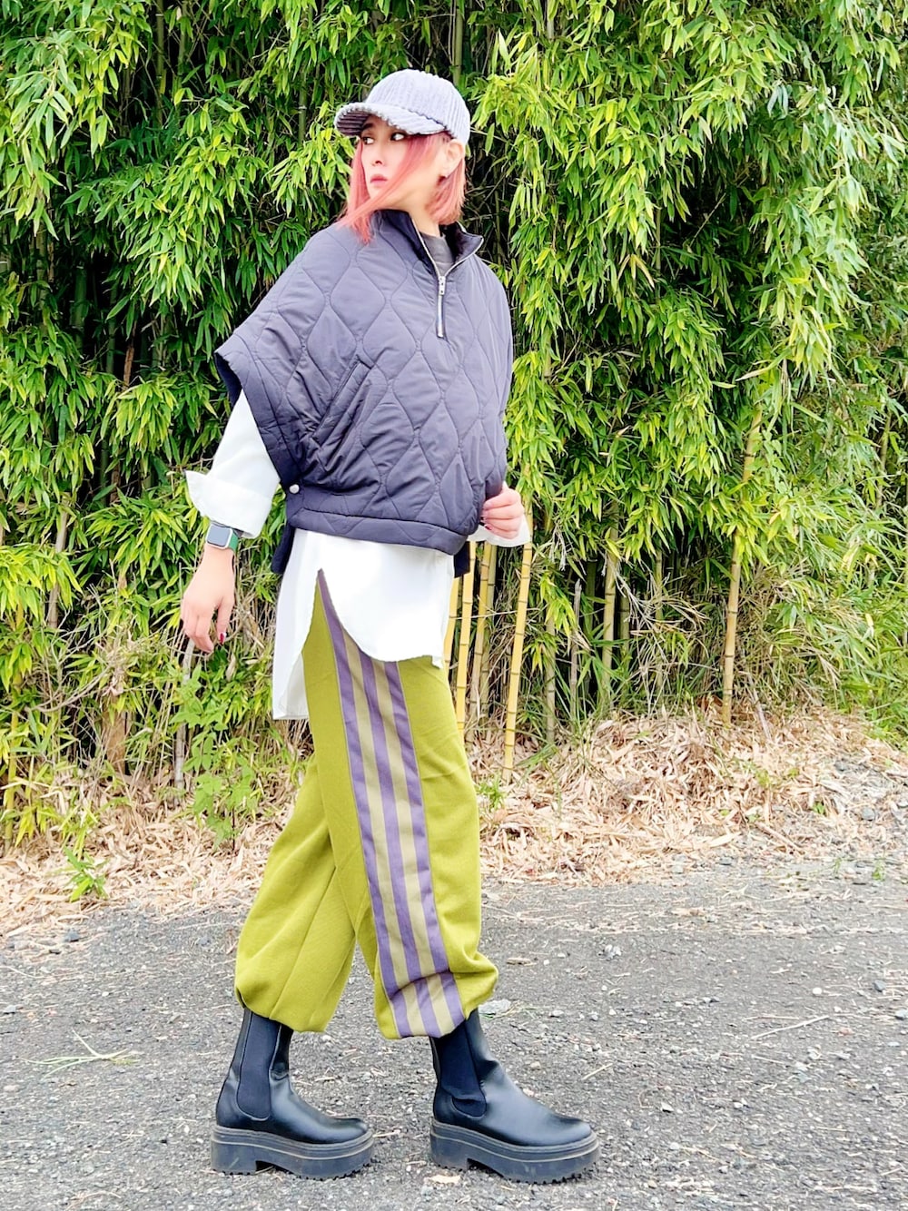 ブラック系のポンチョ、ブラック系のTシャツ/カットソー、ホワイト系のシャツ/ブラウスを着用したレディースの秋コーディネートの1枚目の写真