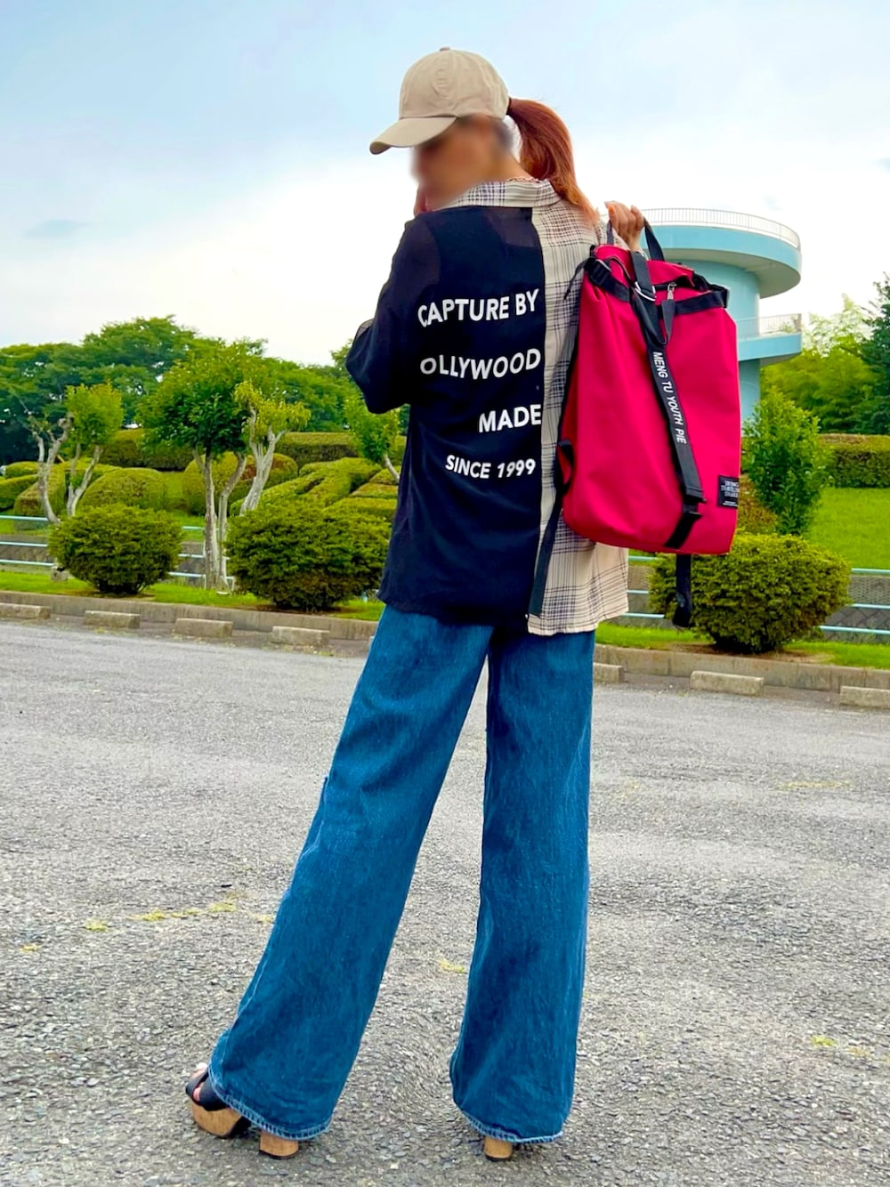 ブラック系のシャツ/ブラウス、ブラック系のタンクトップ、ブルー系のデニムパンツを着用したレディースの夏コーディネートの1枚目の写真