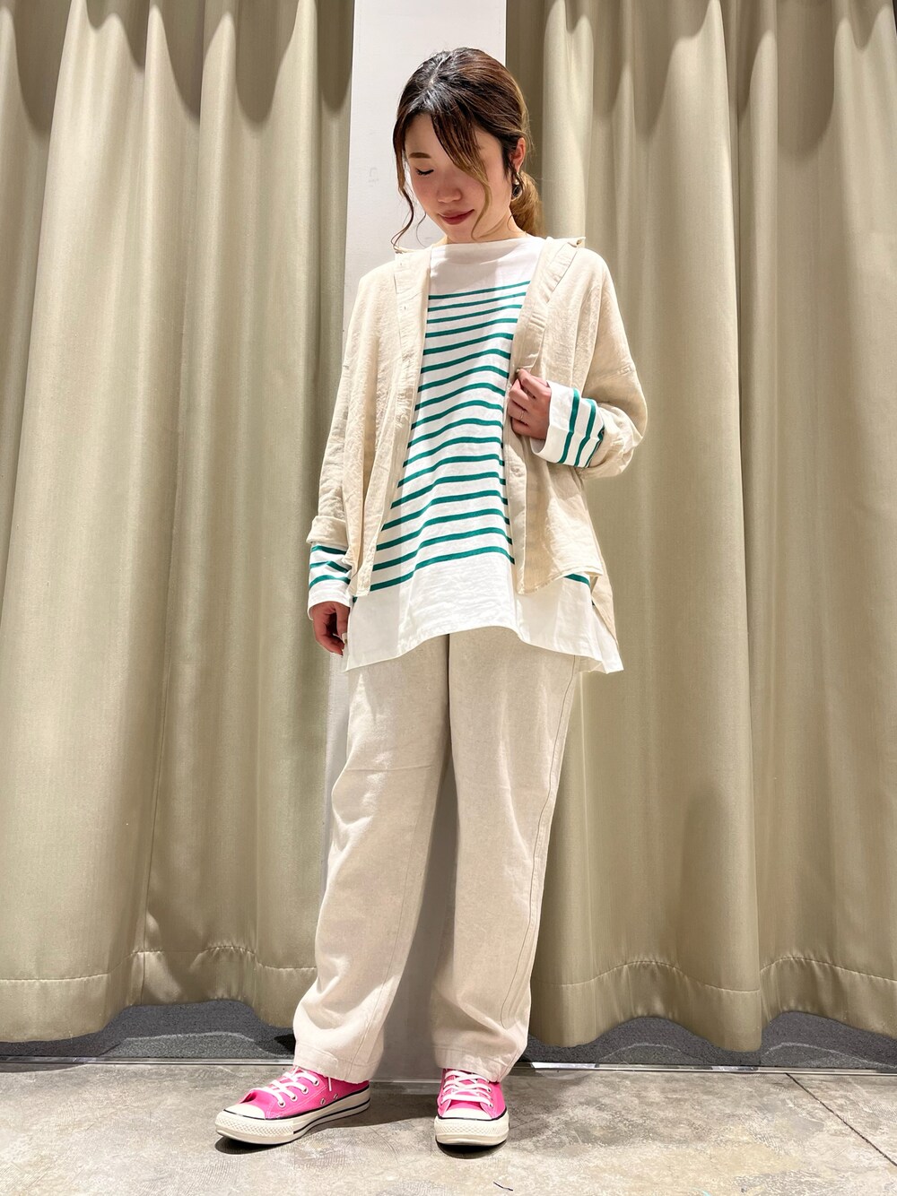 ホワイト系のパンツ、グリーン系のTシャツ/カットソー、ベージュ系のシャツ/ブラウスを着用したレディースの春コーディネートの1枚目の写真