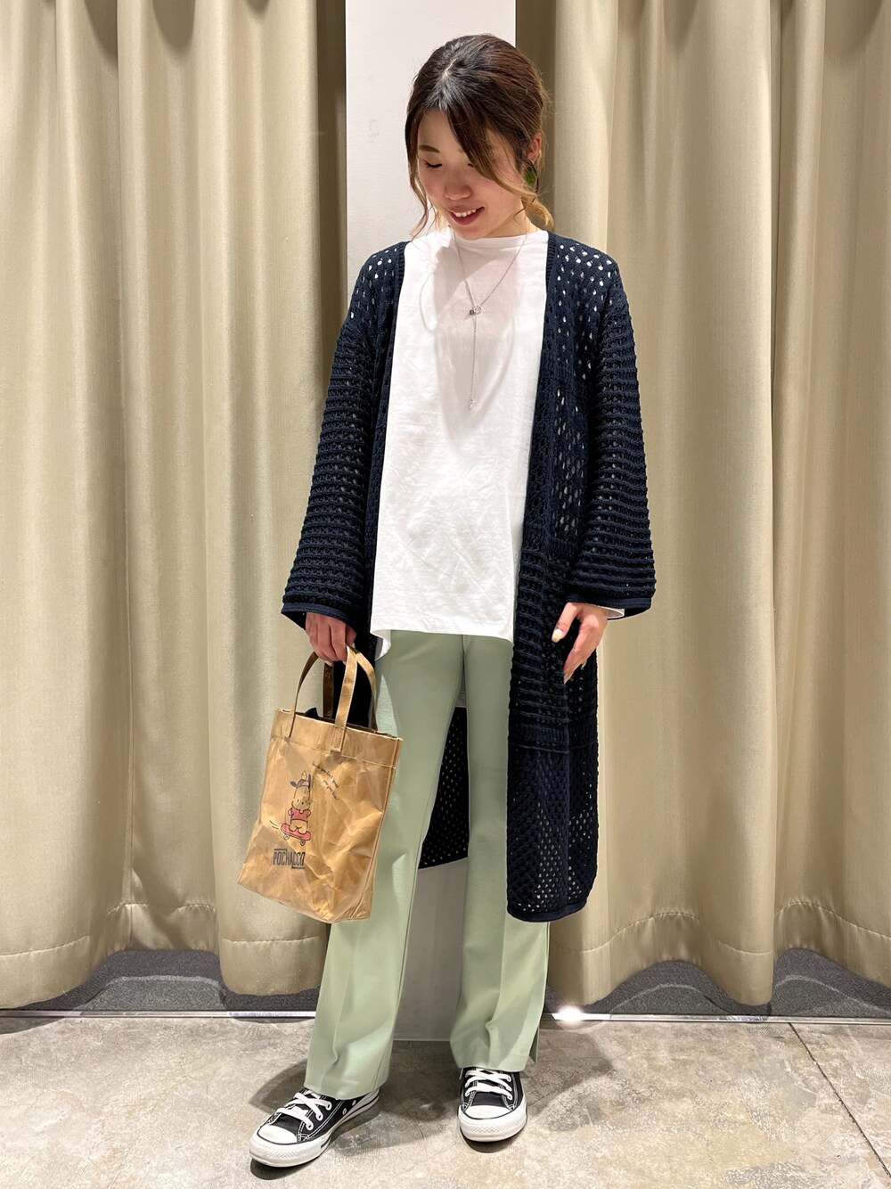 その他のバッグ、グリーン系のその他パンツ、ホワイト系のTシャツ/カットソーを着用したレディースの春コーディネートの1枚目の写真