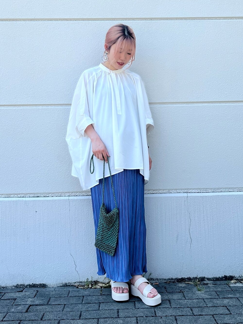 ホワイト系のシャツ/ブラウス、ブルー系のスカート、グリーン系のバッグを着用したレディースの春コーディネートの1枚目の写真