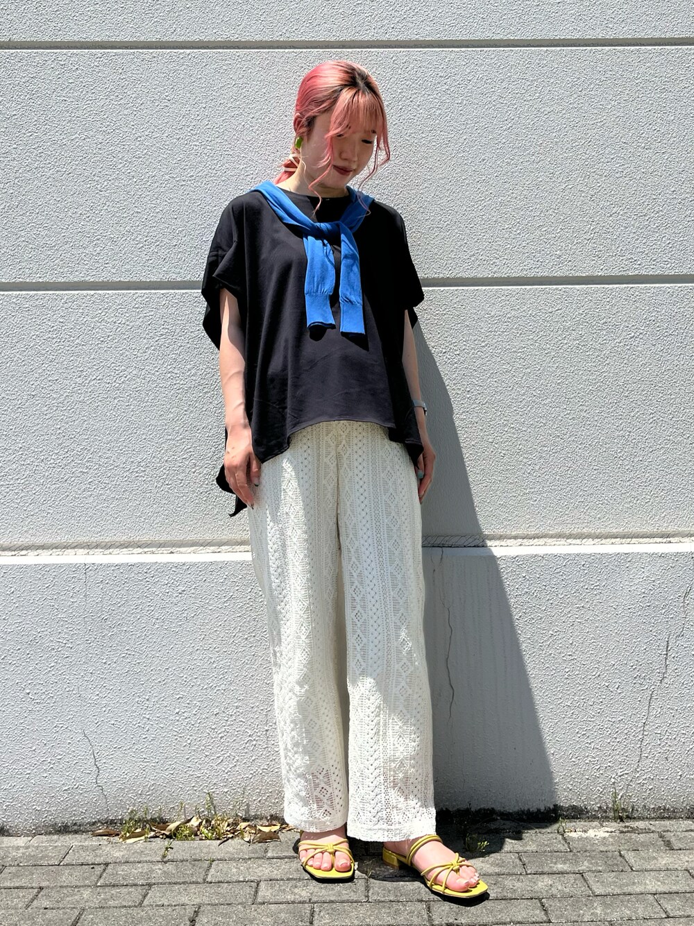 ブラック系のTシャツ/カットソー、ブルー系のカーディガン/ボレロ、ホワイト系のその他パンツを着用したレディースの春コーディネートの1枚目の写真