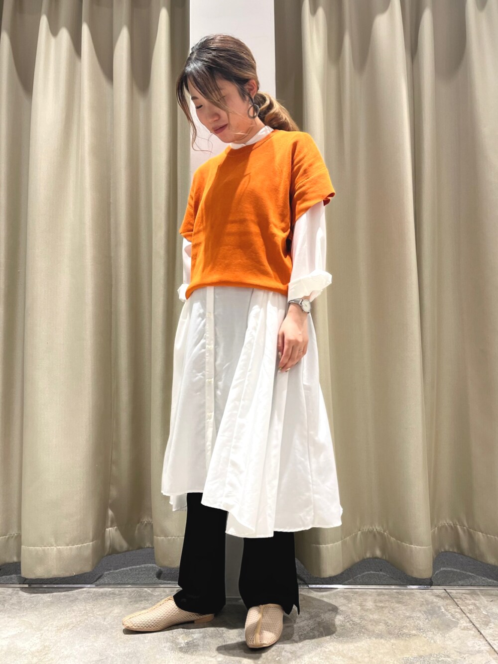 ホワイト系のシャツワンピース、ブラック系のその他パンツ、ベージュ系のパンプスを着用したレディースの春コーディネートの1枚目の写真