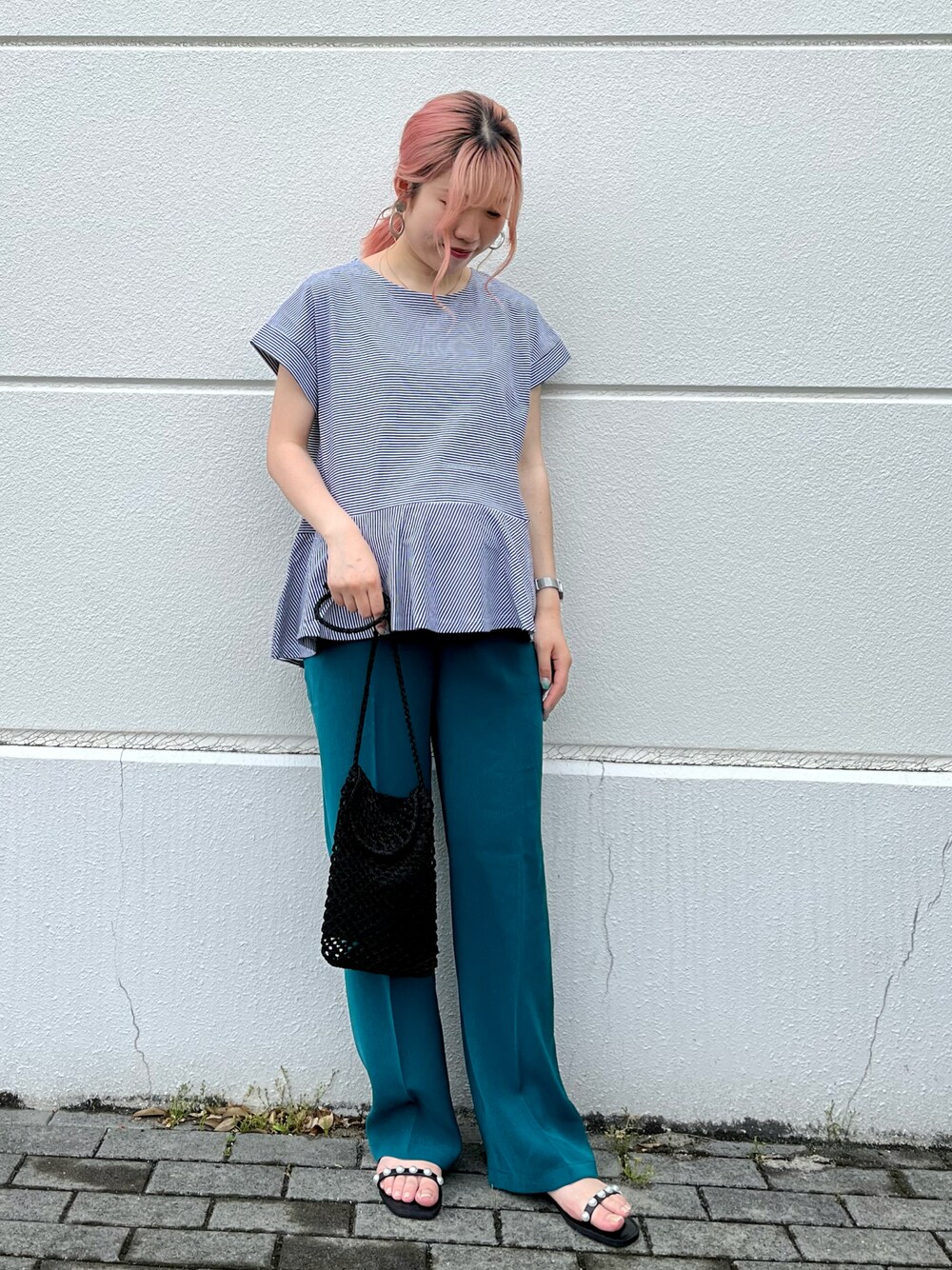 その他のTシャツ/カットソー、ブラック系のショルダーバッグ、グリーン系のスラックスを着用したレディースの春コーディネートの1枚目の写真