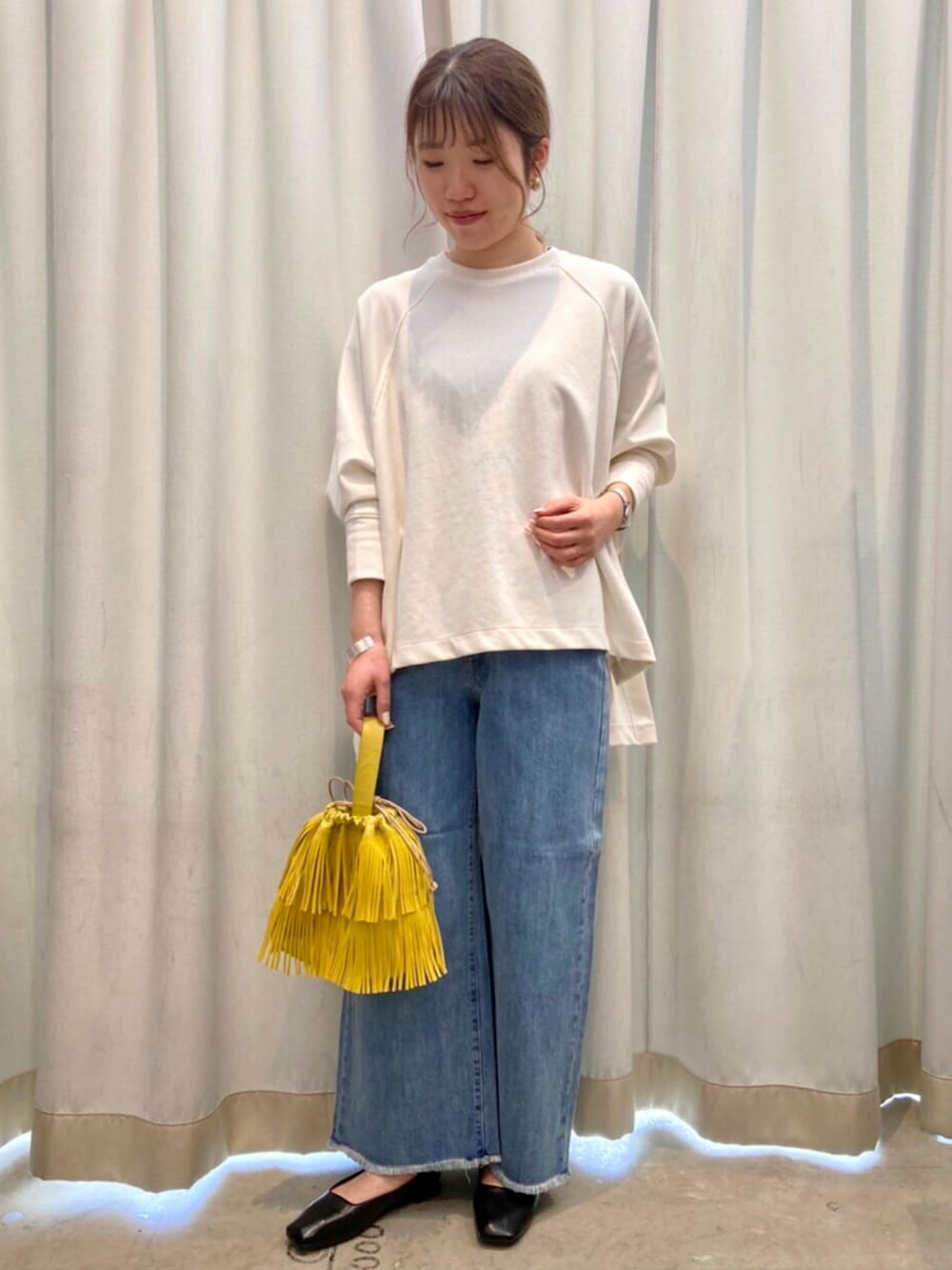 ホワイト系のTシャツ/カットソー、ブルー系のデニムパンツ、イエロー系のハンドバッグを着用したレディースの冬コーディネートの1枚目の写真