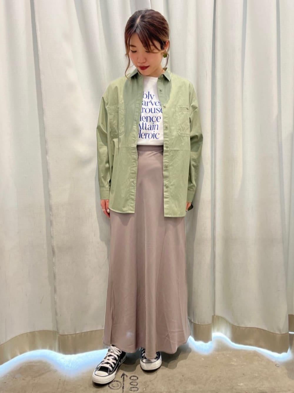 グリーン系のシャツ/ブラウス、ベージュ系のスカート、その他のTシャツ/カットソーを着用したレディースの春コーディネートの1枚目の写真