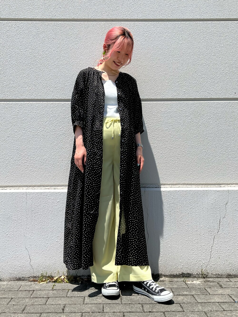 イエロー系のその他パンツ、ホワイト系のタンクトップ、その他のワンピースを着用したレディースの春コーディネートの1枚目の写真