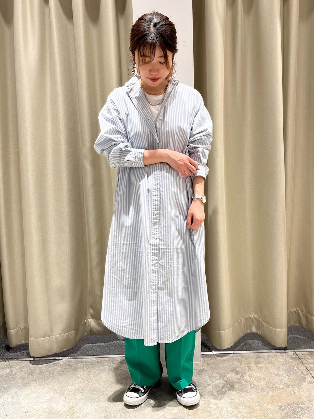 グリーン系のその他パンツ、その他のシャツワンピース、シルバー系のネックレスを着用したレディースの春コーディネートの1枚目の写真