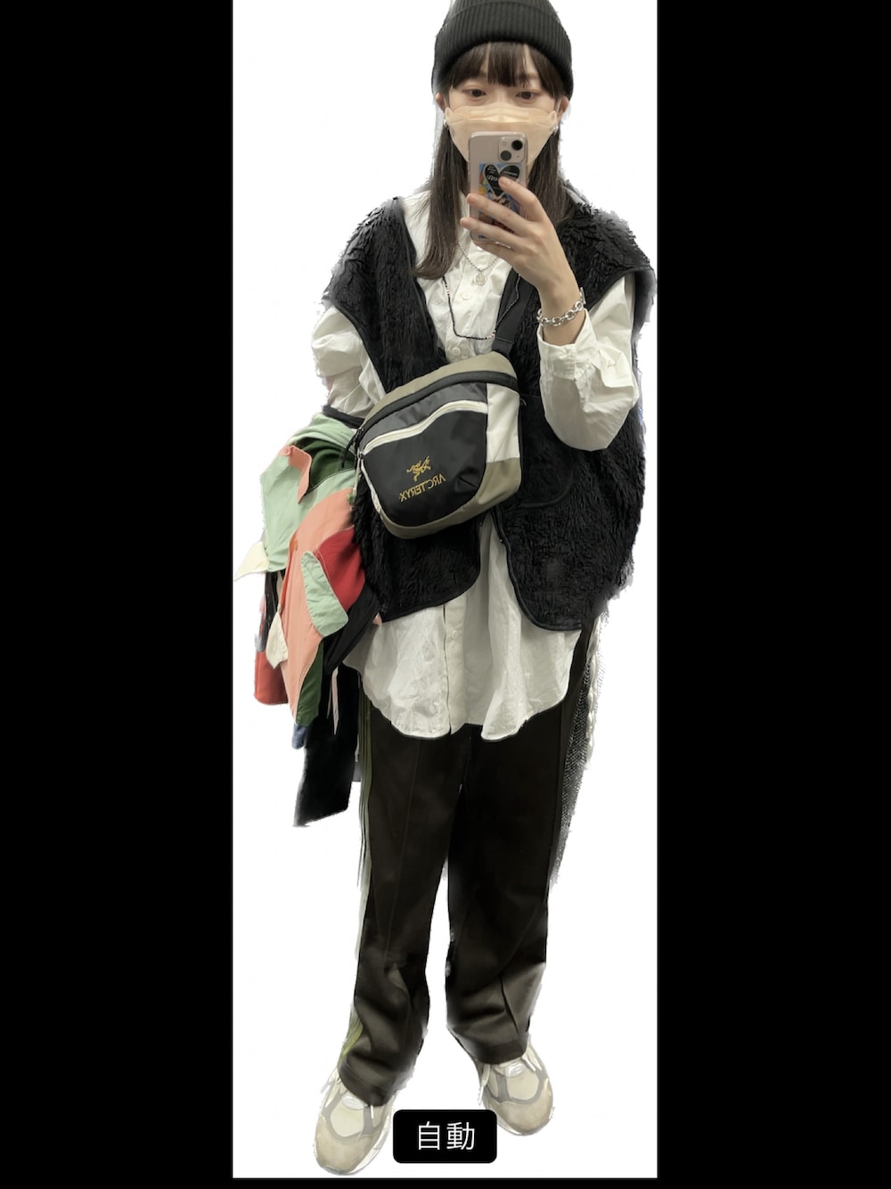 「モード、休日コーデ、休日スタイル、NEEDLES、ニット帽、重ね着、レイヤードスタイル、モノトーン」｜「Needlesのアイテム（スウェットパンツ、グリーン系）」を使った、N.さん（骨格ウェーブ・レディース・154cm）の春コーディネートの1枚目の写真