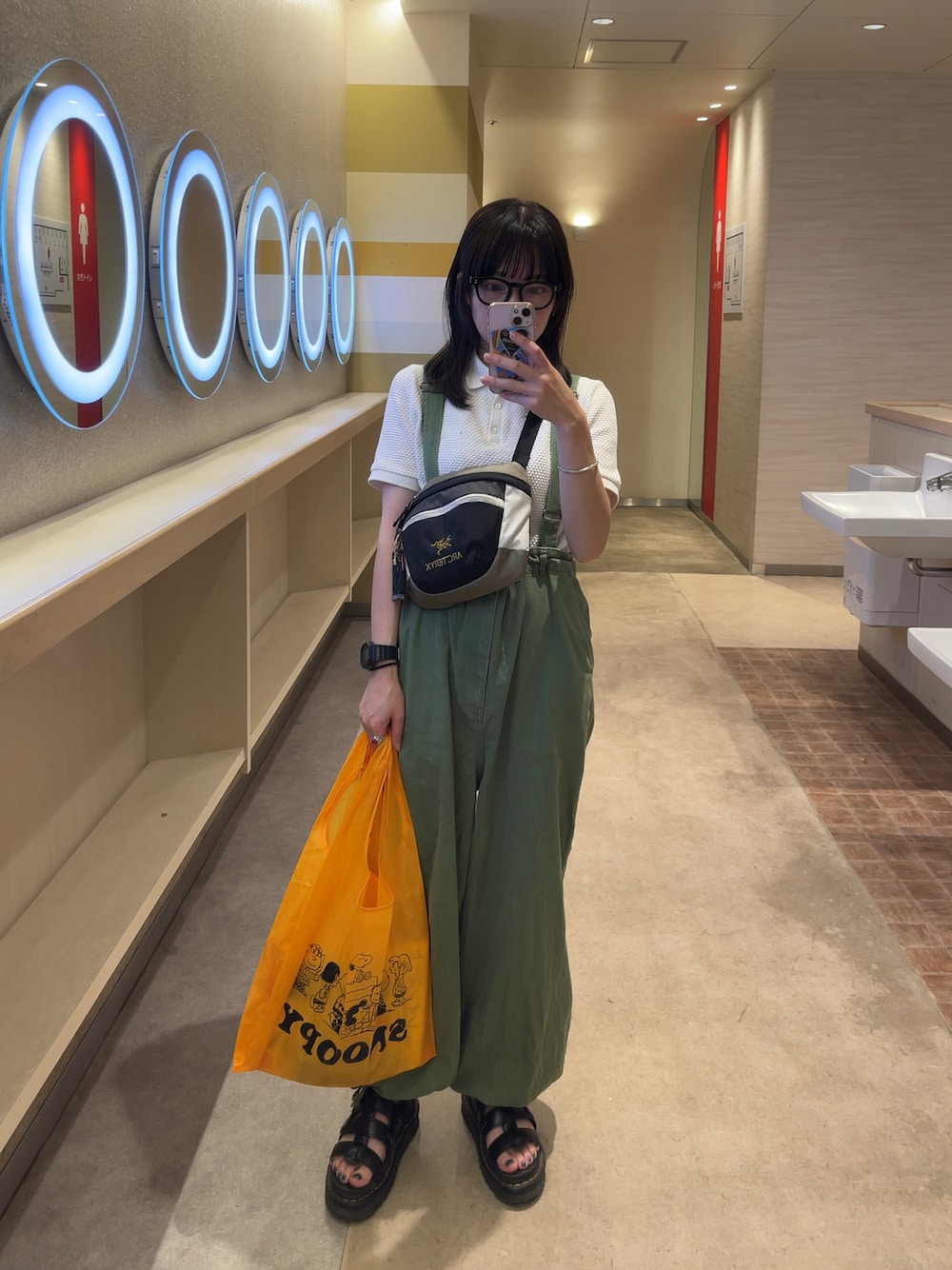 「お出かけコーデ日記、オトナカジュアル、ラクチンコーデ、低身長、ミリタリー、サンダル、Dr.Martens、サロペット、ダテメガネ、グルカサンダル、厚底シューズ」｜「PEANUTSのアイテム（エコバッグ/サブバッグ、オレンジ系）」を使った、N.さん（骨格ウェーブ・レディース・154cm）の春コーディネートの1枚目の写真