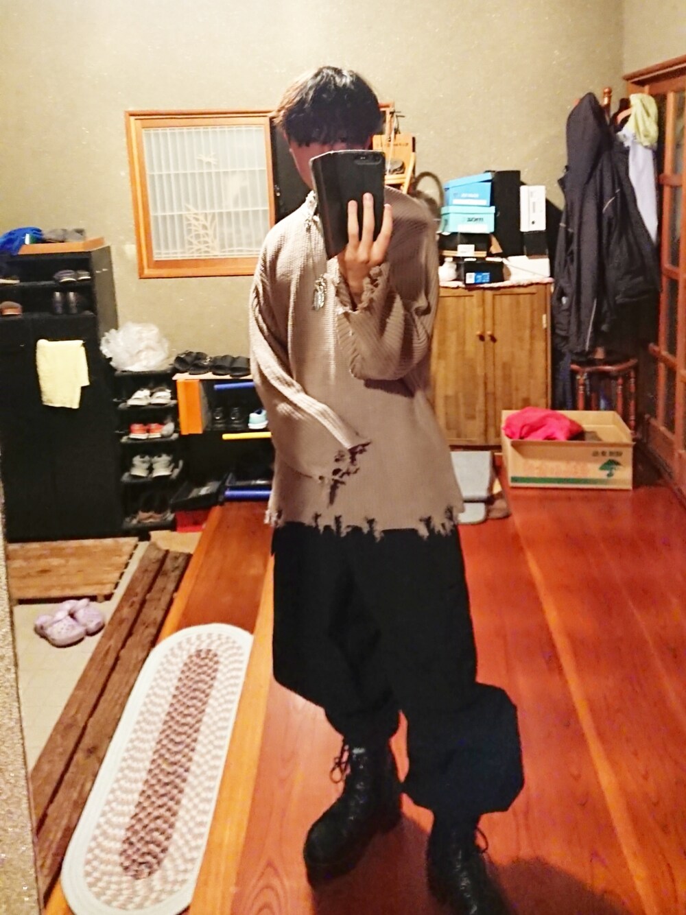 「ADRERのextra quality Special gimmick cargo pants/エクストラクオリティスペシャルギミックカーゴパンツ（カーゴパンツ、ブラック系）」を使った、そーしーさん（メンズ・173cm）の秋コーディネートの1枚目の写真