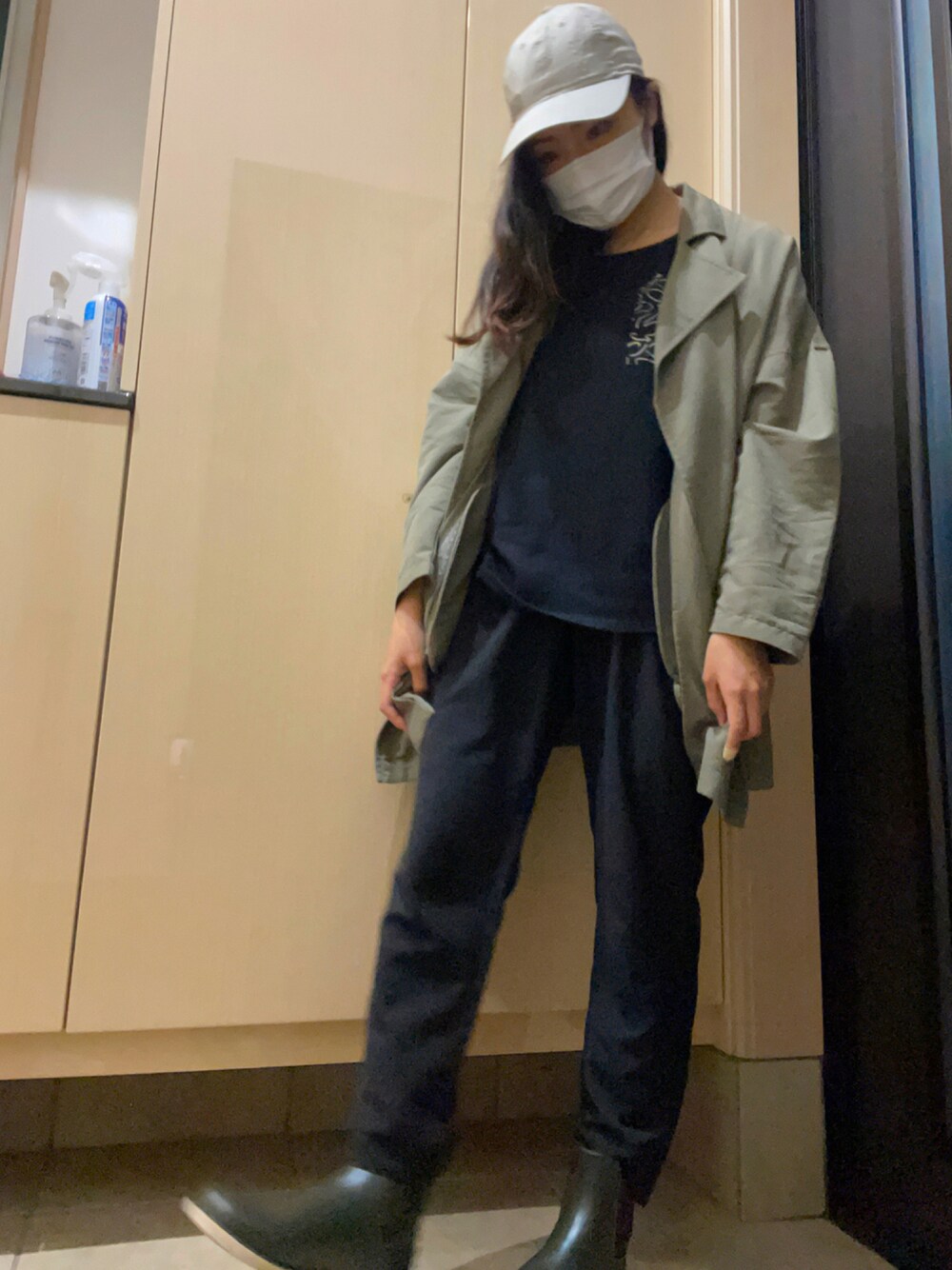 ブラック系のTシャツ/カットソー、グリーン系のジャケット/アウター、ブラック系のパンツを着用したレディースの秋コーディネートの1枚目の写真