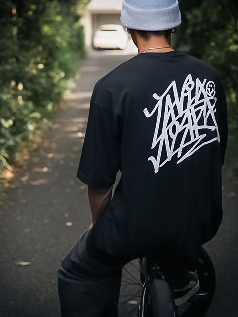 「ロゴT、ストリート、ストリートコーデ、bmx、Tシャツ、ニット帽、ビッグシルエット、オーバーサイズ、スケータースタイル、夏コーデ、シンプル、ニコちゃん、スマイル、lavianostra」｜「La VIA NOSTRAのF&P Cuffed Beanie｜BLACK（ニットキャップ/ビーニー、その他）」を使った、La VIA NOSTRAさん（メンズ・170cm）の夏コーディネートの1枚目の写真