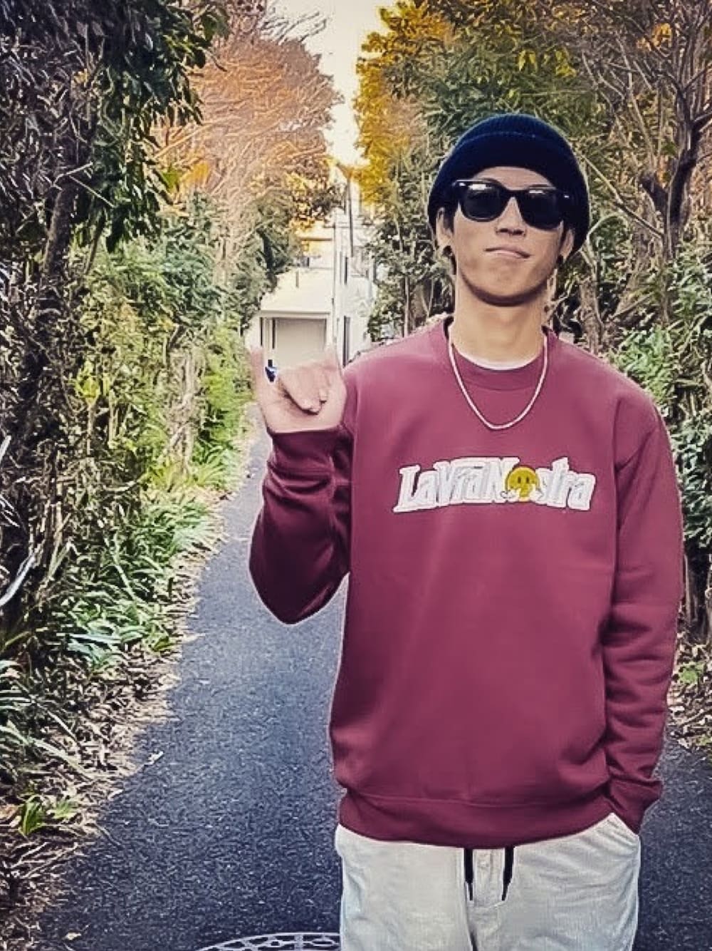 ブラック系のスウェット、ブラック系のサングラス、その他のニットキャップ/ビーニーを着用したメンズの冬コーディネートの1枚目の写真