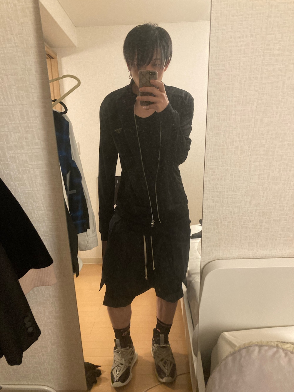 「PRADAのアイテム（パーカー、ブラック系）」を使った、tomさん（メンズ・174cm）の春コーディネートの1枚目の写真