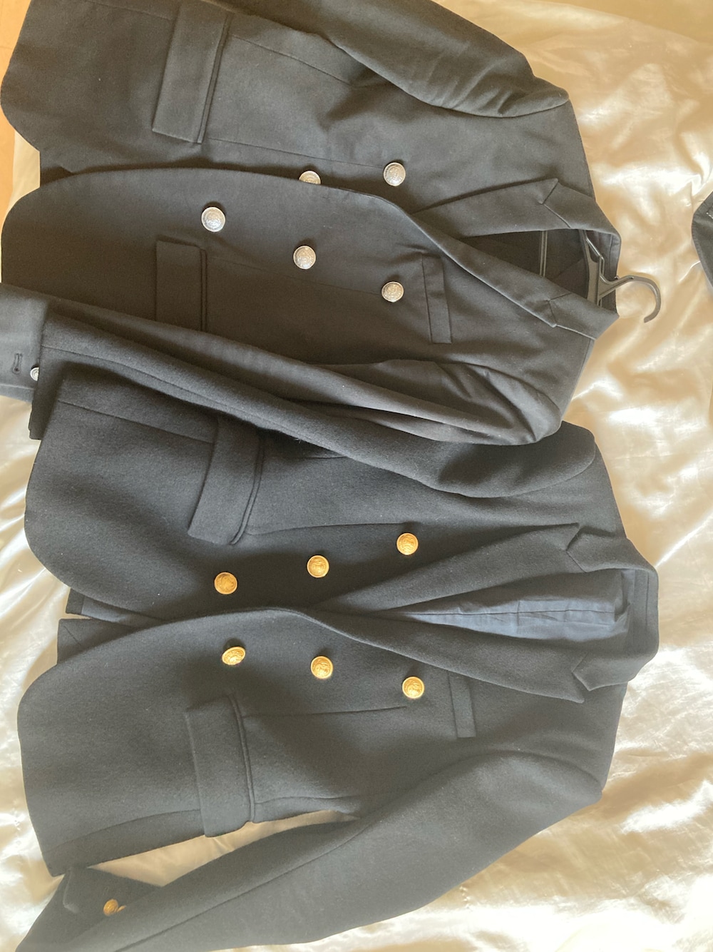 ブラック系のテーラードジャケットを着用したメンズの春コーディネートの1枚目の写真