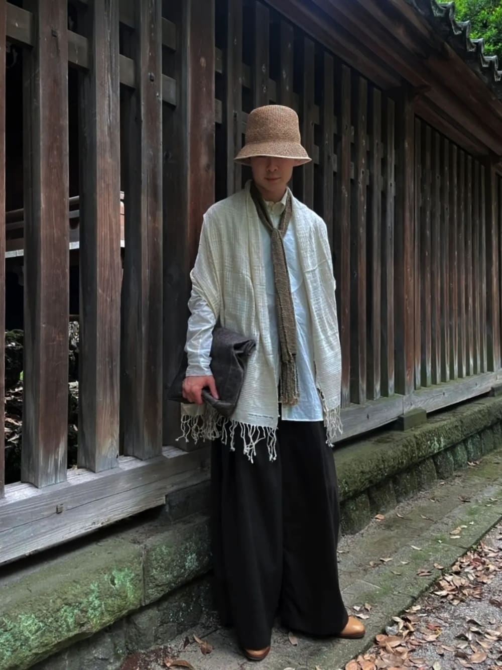 「リラックススタイル、オーバーサイズ、夏、ビッグシルエット、シャツ、ootd、夏コーデ、ベージュ、ブラウン、ストール、スカーフ」｜「SCHAのアイテム（ハット、ベージュ系）」を使った、TTR's closetさん（メンズ・175cm）の夏コーディネートの1枚目の写真