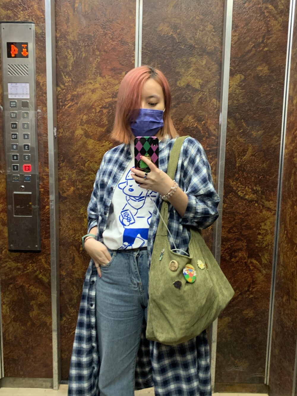 「ootd、街頭穿搭、休閒、oversize、牛仔褲、基礎款、男友風、古着MIX、outfit、tomboy、cool、オトナカジュアル、おしゃれさんと繋がりたい、個性派」｜「QUEEN SHOPのアイテム（シャツワンピース、ブルー系）」を使った、Indigochildさん（レディース・155cm）の春コーディネートの1枚目の写真