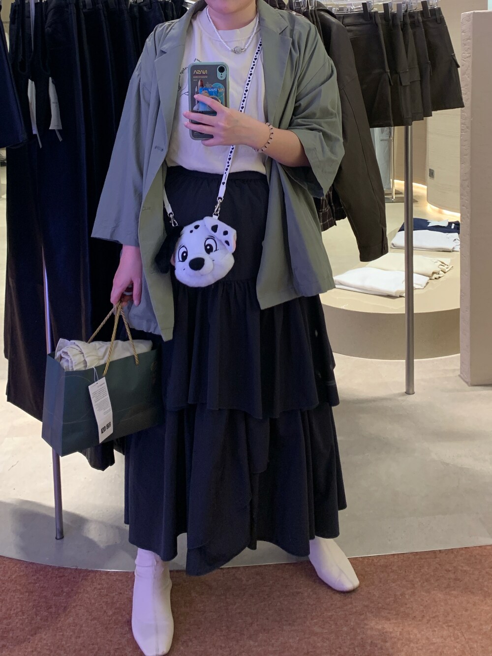 「大人コーデ、お出かけコーデ、シンプルコーデ、春服、カジュアルコーデ、お洒落さんとつながりたい、春コーデ、大人かわいい、休日スタイル、大人女子、低身長女子」｜「Disneyのアイテム（ポーチ、ホワイト系）」を使った、Indigochildさん（レディース・156cm）の春コーディネートの1枚目の写真